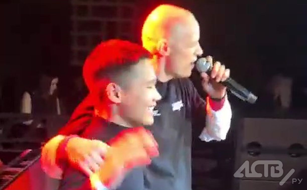 Солист группы "Фактор-2" на Сахалине спел песню подростку в его день рождения