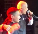 Солист группы "Фактор-2" на Сахалине спел песню подростку в его день рождения