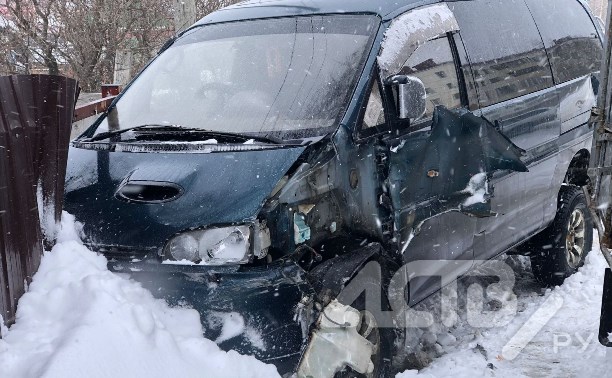 "Забыл переключить на 4WD": в Южно-Сахалинске "Делика" спровоцировала ДТП с участием 3 машин