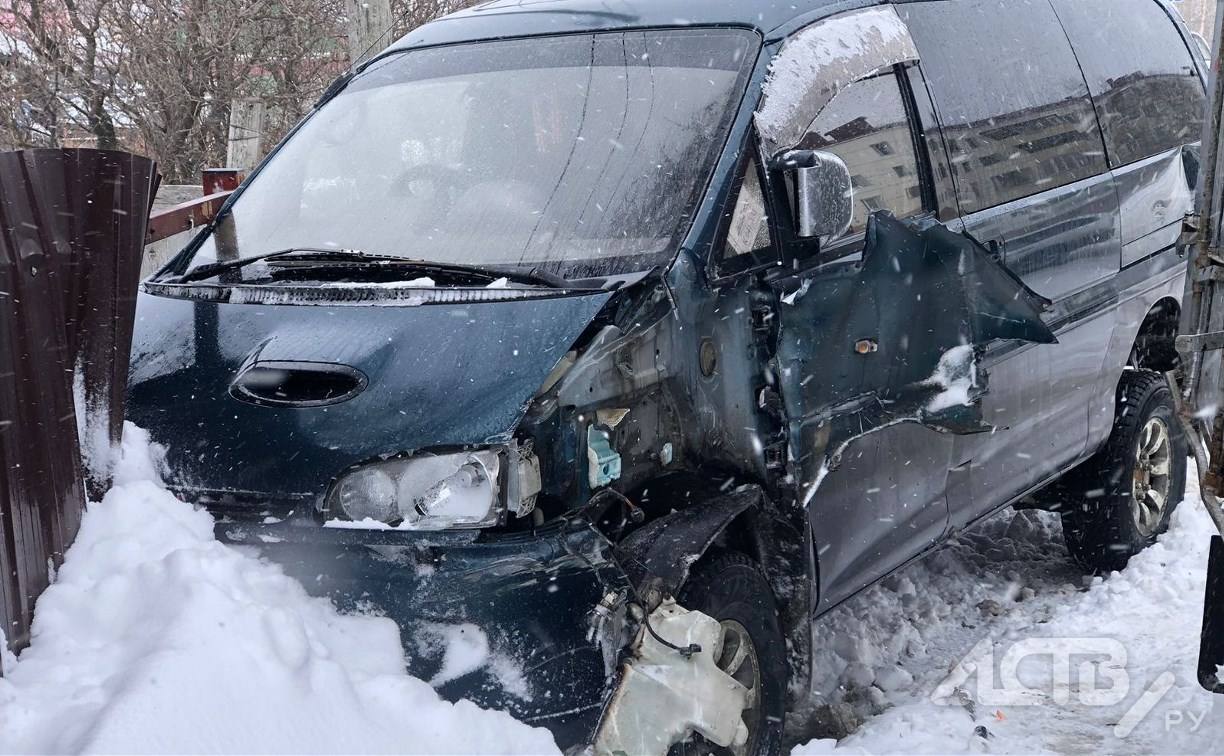 "Забыл переключить на 4WD": в Южно-Сахалинске "Делика" спровоцировала ДТП с участием 3 машин