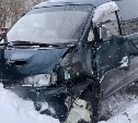 "Забыл переключить на 4WD": в Южно-Сахалинске "Делика" спровоцировала ДТП с участием 3 машин