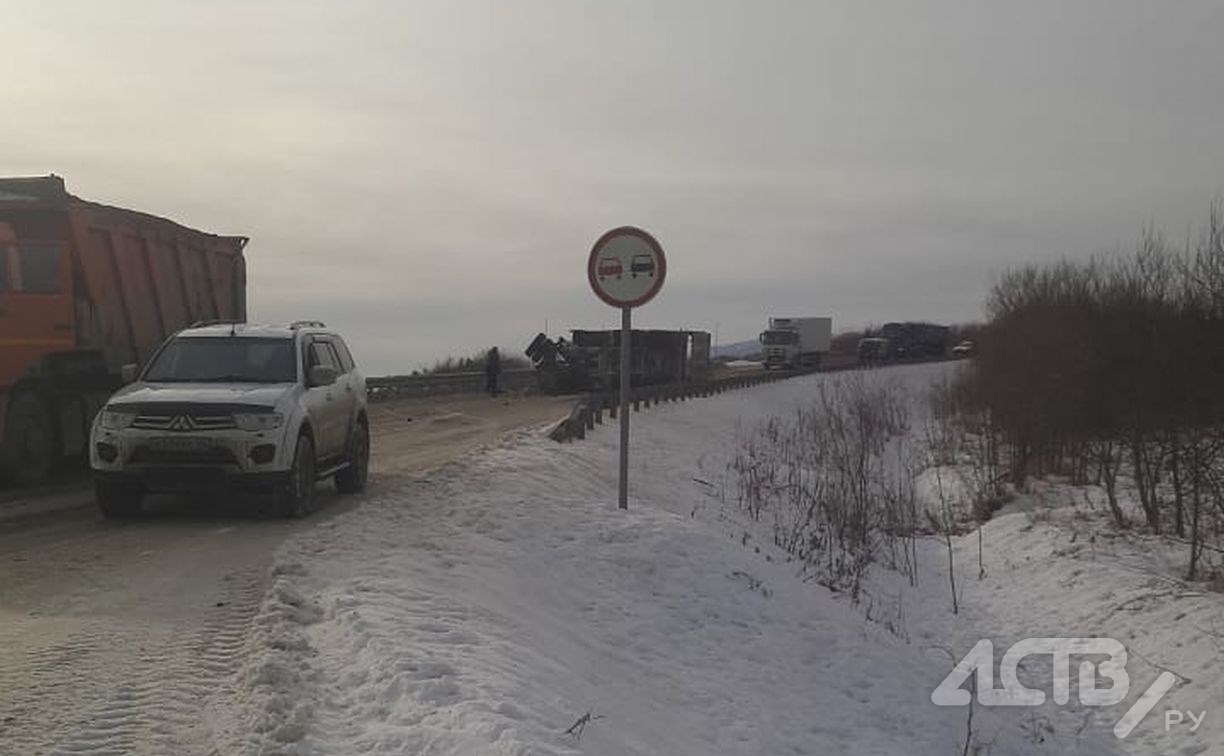 Самосвал потерял прицеп с углём и заблокировал проезд на трассе Южно-Сахалинск - Оха
