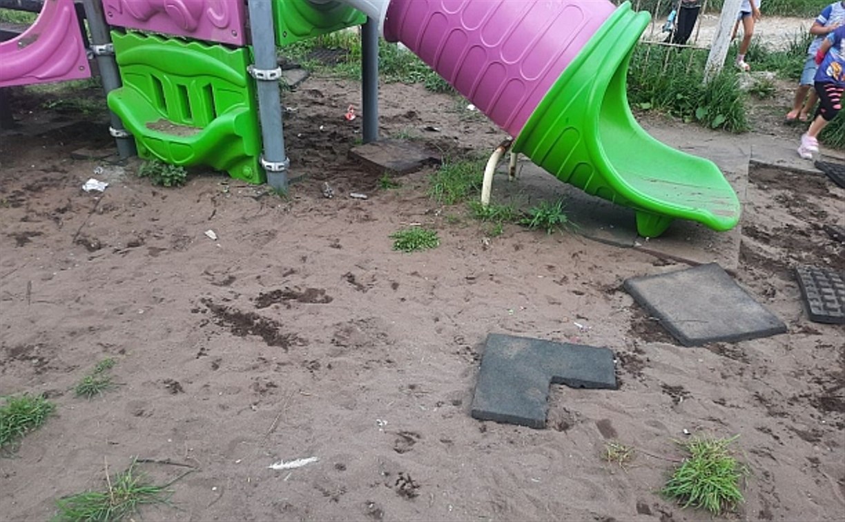 Власти Невельска предложили жителям заплатить за ремонт опасной детской площадки