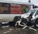 Рейсовый автобус и минивэн столкнулись в Южно-Сахалинске
