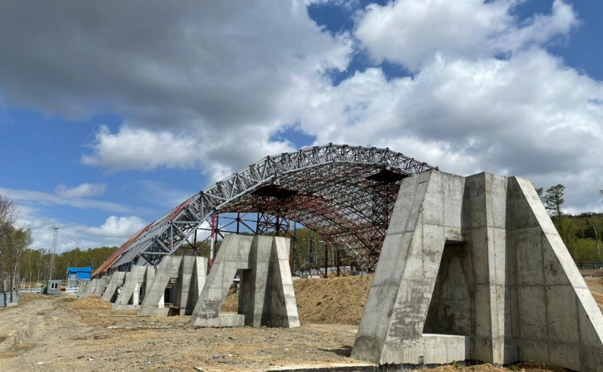 Строительство легкоатлетического манежа возобновили в Южно-Сахалинске