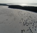 В проливной дождь сахалинские рыбаки вышли на лёд Изменчивого