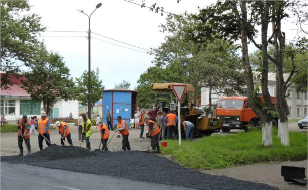 В Углегорске заасфальтирована главная дорога города В Углегорске заасфальтирована главная дорога города
