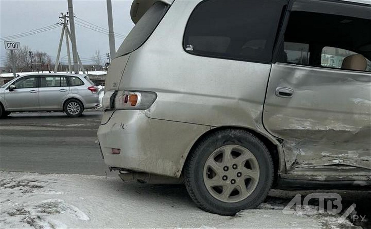 Очевидцев столкновения Mercedes-Benz и Toyota Gaia ищут в Южно-Сахалинске