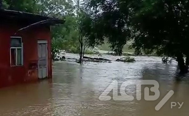 Сильные дожди затопили подвалы домов во Взморье и смыли мост