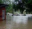 Сильные дожди затопили подвалы домов во Взморье и смыли мост