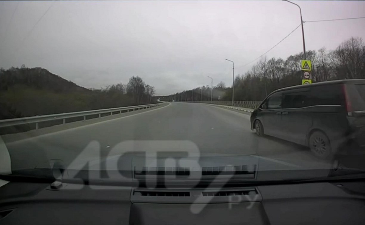 Резвый автомобилист едва не спровоцировал серьёзное ДТП на охотской трассе