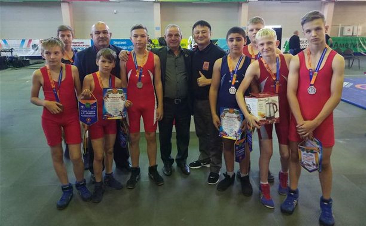 Сахалинские борцы привезли из Чугуевки 16 медалей