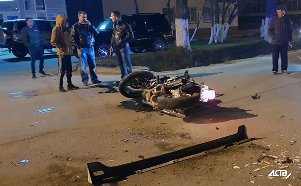 В Долинске поздно вечером машина сбила мотоциклиста