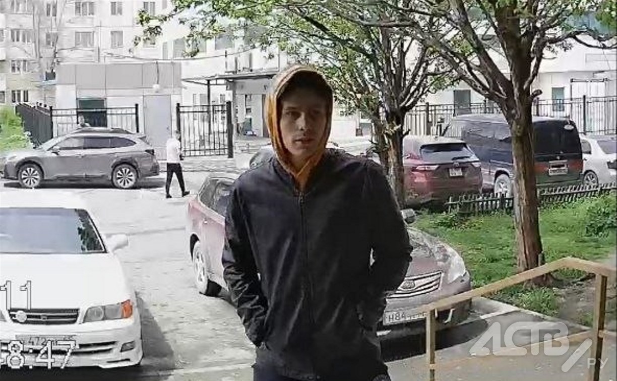 Сахалинцев просят помочь установить личность подозреваемого в краже велосипеда