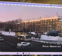 Момент столкновения нескольких машин в Южно-Сахалинске зафиксировала камера видеонаблюдения