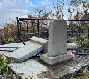 В Холмске установили виновника разрушений на кладбище: это оказалось ДТП, а не вандализм