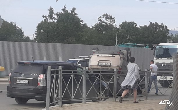 В Южно-Сахалинске при столкновении двух микроавтобусов один из них перевернулся