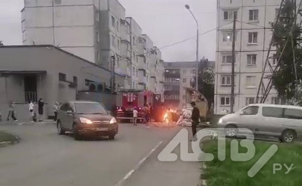 Появилось видео пожара, вспыхнувшего около многоэтажки в Южно-Сахалинске