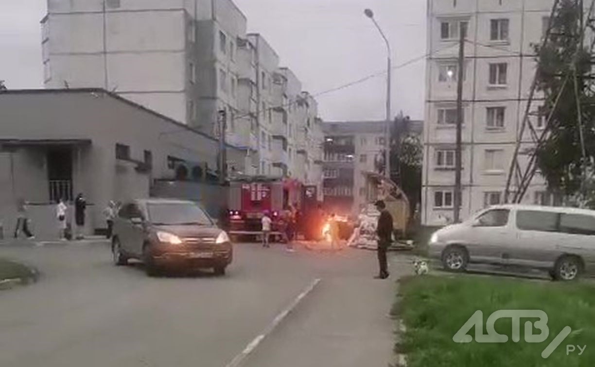 Появилось видео пожара, вспыхнувшего около многоэтажки в Южно-Сахалинске