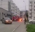 Появилось видео пожара, вспыхнувшего около многоэтажки в Южно-Сахалинске