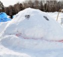 Снежные фигуры китов появились в парке Южно-Сахалинска