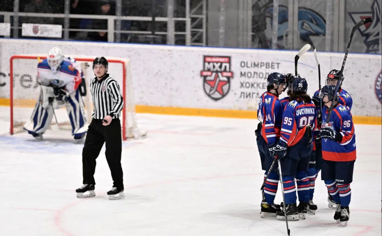 "Сахалинские Акулы" дважды обыграли подмосковный "Атлант"