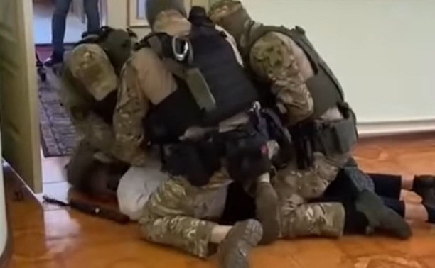"Хороший тамада, конкурсы интересные": в Благовещенске СОБРовцы положили жениха лицом в пол прямо в загсе