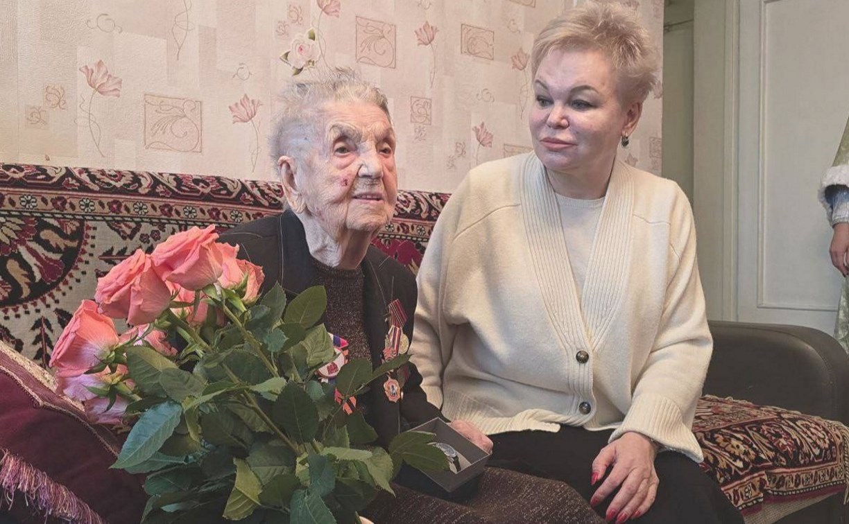 103-летнего ветерана-связистку Великой Отечественной войны из Южно-Сахалинска поздравили с наступающим Новым годом