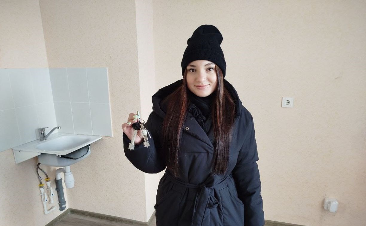 В Долинске двум сиротам-студентам выдали квартиры