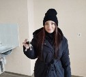 В Долинске двум сиротам-студентам выдали квартиры