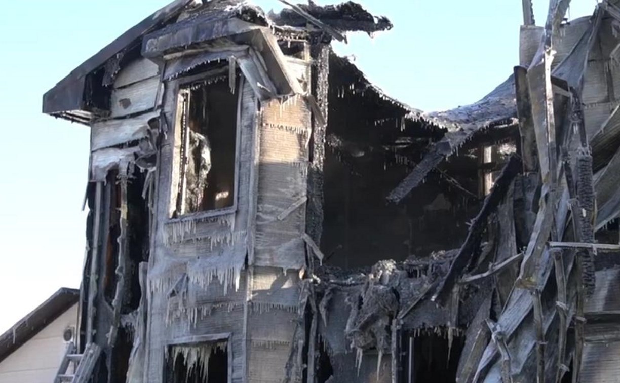 Сахалинские власти: пострадавшая при пожаре семья купила дом около года назад