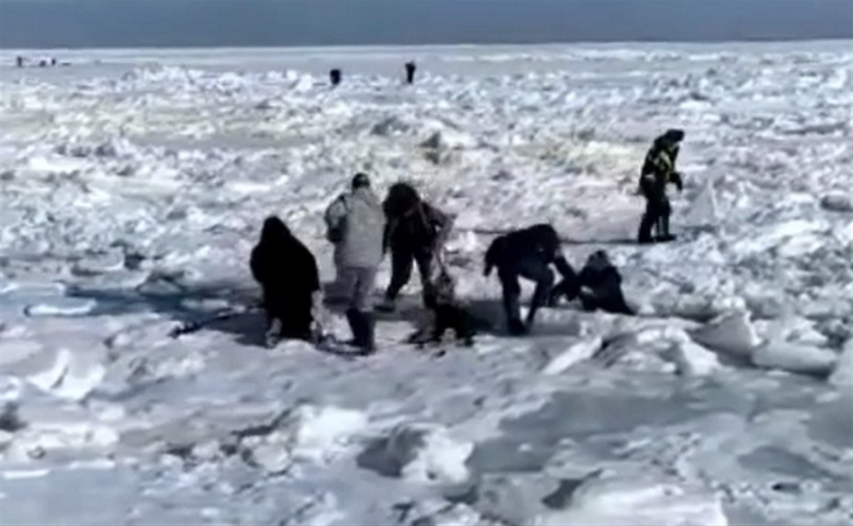 Сахалинцы вытащили рыбака, провалившегося в трещину на льду