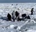 Сахалинцы вытащили рыбака, провалившегося в трещину на льду