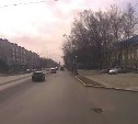 Автомобиль в Южно-Сахалинске промчался на красный прямо перед пешеходами