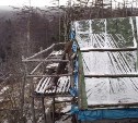 Своровали даже самодельный веник: кто-то "выпотрошил" атмосферную лесную хижину на юге Сахалина