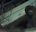 Рейсовый автобус опрокинулся на Сахалине, пострадала несовершеннолетняя