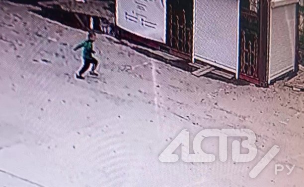 Детвора проникла в магазин в Южно-Сахалинске и поломала растения - видео с камеры наблюдения