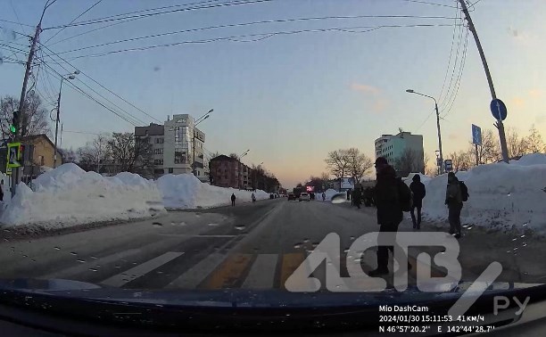 В Южно-Сахалинске мужчина решил перейти дорогу на красный и чуть не попал под колёса авто - видео