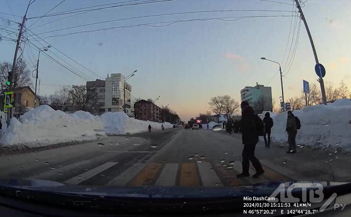 В Южно-Сахалинске мужчина решил перейти дорогу на красный и чуть не попал под колёса авто - видео