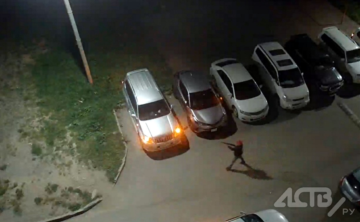 Ночью на Сахалине неадекватный мужчина с ружьём устроил стрельбу во дворе
