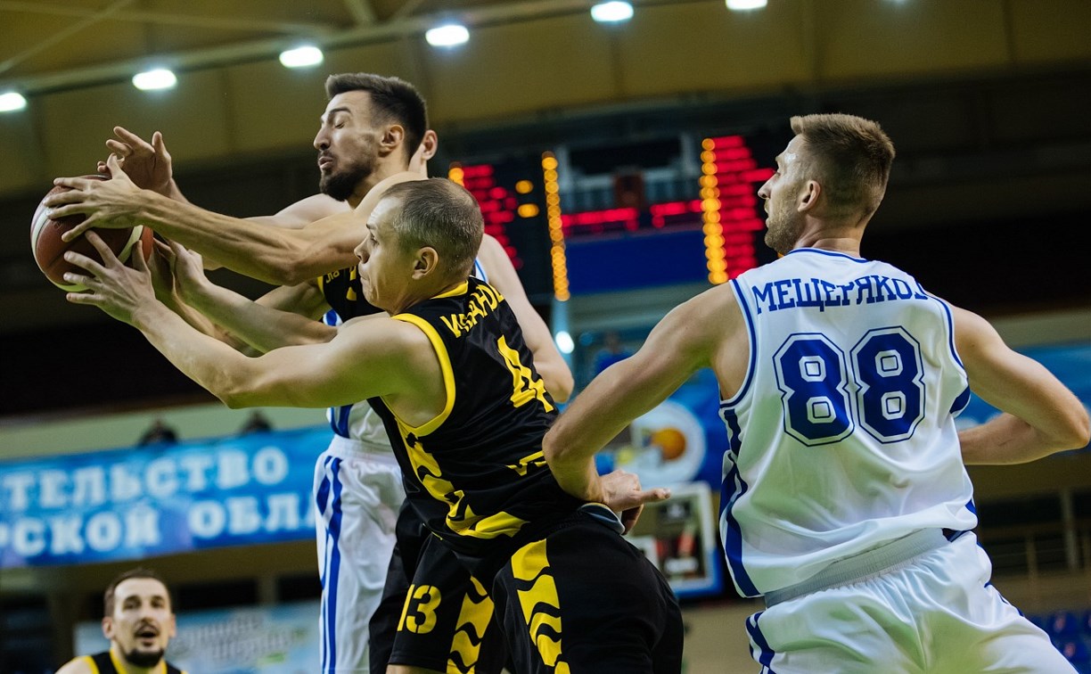 Сахалинские баскетболисты проиграли "Новосибирску"