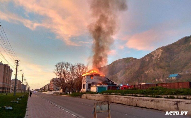 Нежилой дом тушили пожарные Невельска