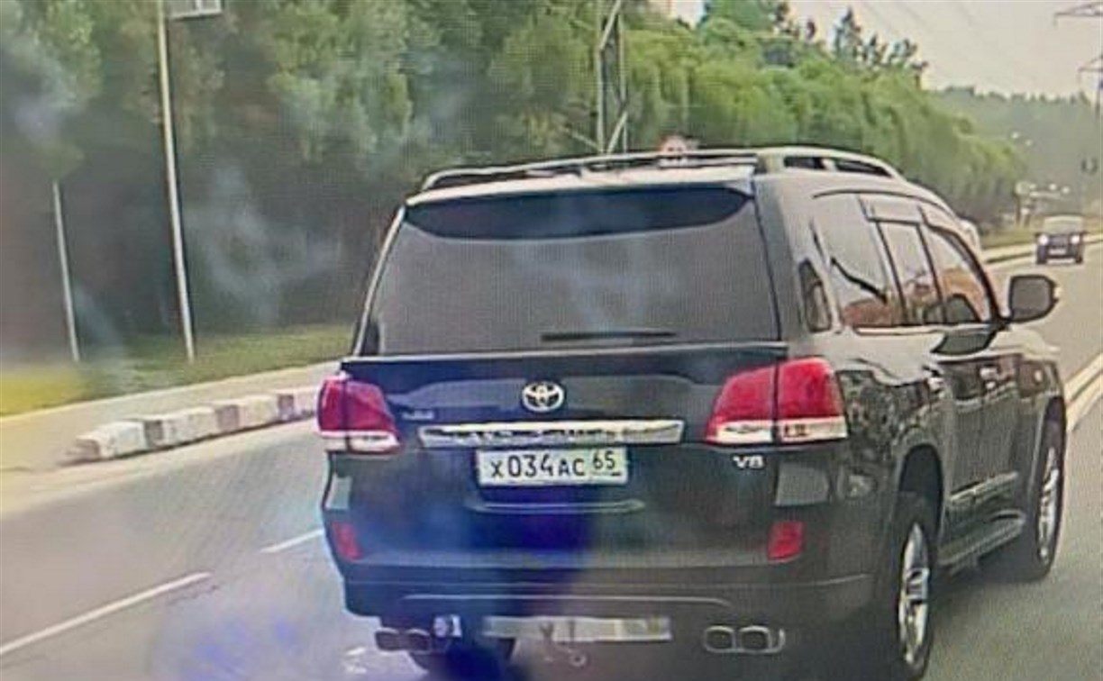 Южносахалинец на джипе во время поворота чуть не протаранил встречный автомобиль
