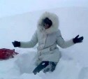 По уши в снегу: жители Северо-Курильска в метель до работы добираются ползком