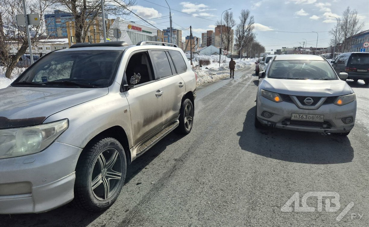 Очевидцев столкновения кроссовера и внедорожника ищут в Южно-Сахалинске