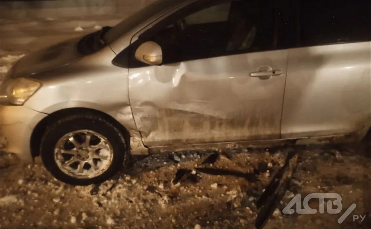 Неизвестный столкнулся с Toyota Belta и скрылся с места ДТП в Южно-Сахалинске