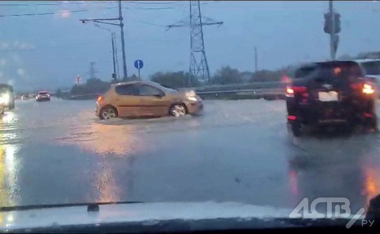 Мощный ливень накрыл Южно-Сахалинск: улицы затопило, без света сидят сотни жителей
