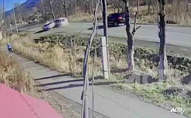 Разогнался и пошёл на обгон: появилось видео аварии в Александровске-Сахалинском