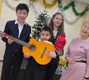 От трудностей с моторикой к первым аккордам для мамы: юному сахалинцу подарили гитару