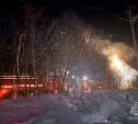На территории ресторана "Генерал" в Южно-Сахалинске загорелись контейнеры